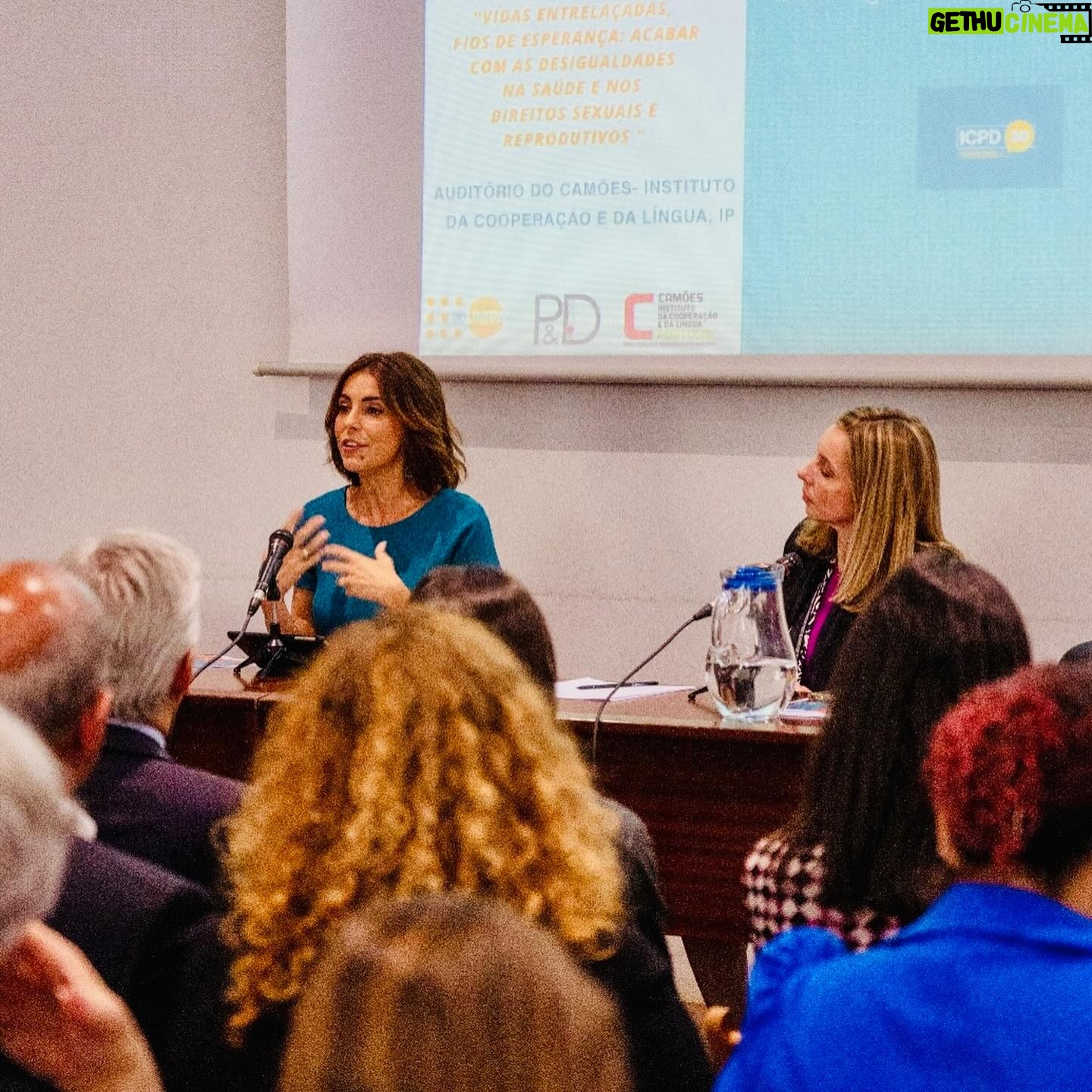 Catarina Furtado - 3 Likes - Tenho um sorriso, porque apesar dos dados recolhidos pelo @unfpa no Relatório sobre População e Desenvolvimento, hoje apresentado em todo o mundo, acredito que vamos fazer MAIS e MELHOR pelas pessoas deixadas ainda MAIS para trás, cujos direitos, têm sido sistematicamente violados, esquecidos, ignorados: as raparigas e as mulheres.
Haja vontade política e investimentos na igualdade de género e na saúde e direitos sexuais e reprodutivos, essenciais para garantir um futuro mais justo e com retornos económicos significativos!
“VIDAS ENTRELAÇADAS, FIOS DE ESPERANÇA: ACABAR COM AS DESIGUALDADES NA SAÚDE E NOS DIREITOS SEXUAIS E REPRODUTIVOS “,é o relatório, que eu hoje também apresentei enquanto Embaixadora de Boa Vontade.
Apenas alguns dados (outros partilhei na crónica que escrevi hoje no @publico.pt mas o relatório estará acessível no site da @pdfactor):
O Relatório vem lembrar os avanços:
- A taxa de gravidez não intencional caiu quase
20%;
- Mais de 60 países aumentaram o acesso ao aborto seguro;
- Mais de 160 países aprovaram leis contra a violência doméstica;
- Duplicou o número de mulheres que usam contraceção.
- E desde 2020 as mortes maternas diminuíram 34% e a taxa de gravidez adolescente caiu um terço.
Mas o Relatório vem também, e sobretudo, alertar e apelar à ação!
O progresso não foi suficientemente rápido, nem chegou a todas as pessoas:
- A violência baseada no género continua em todos os países.
- Desde há oito anos que não se regista uma redução da mortalidade materna e, num número alarmante de países, as taxas estão mesmo a aumentar.
São cerca de 800 mulheres a morrer todos os dias por razões associadas à gravidez e parto e quase todas essas mortes são evitáveis.
- Um quarto das mulheres não pode dizer NÃO a sexo com o marido/ parceiro.
- Cerca de metade das mulheres não pode tomar decisões sobre a sua saúde e 1 em cada 10 não pode escolher métodos contracetivos.
A causa? A desigualdade!
As diferenças de poder e de oportunidades relacionadas com género, situação económica, etnia, orientação sexual e deficiência, são barreiras que limitam drasticamente as escolhas.
A verdade é que sabemos como fazer diferente.
É querer fazer com empatia!