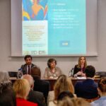 Catarina Furtado Instagram - Tenho um sorriso, porque apesar dos dados recolhidos pelo @unfpa no Relatório sobre População e Desenvolvimento, hoje apresentado em todo o mundo, acredito que vamos fazer MAIS e MELHOR pelas pessoas deixadas ainda MAIS para trás, cujos direitos, têm sido sistematicamente violados, esquecidos, ignorados: as raparigas e as mulheres. Haja vontade política e investimentos na igualdade de género e na saúde e direitos sexuais e reprodutivos, essenciais para garantir um futuro mais justo e com retornos económicos significativos! “VIDAS ENTRELAÇADAS, FIOS DE ESPERANÇA: ACABAR COM AS DESIGUALDADES NA SAÚDE E NOS DIREITOS SEXUAIS E REPRODUTIVOS “,é o relatório, que eu hoje também apresentei enquanto Embaixadora de Boa Vontade. Apenas alguns dados (outros partilhei na crónica que escrevi hoje no @publico.pt mas o relatório estará acessível no site da @pdfactor): O Relatório vem lembrar os avanços: - A taxa de gravidez não intencional caiu quase 20%; - Mais de 60 países aumentaram o acesso ao aborto seguro; - Mais de 160 países aprovaram leis contra a violência doméstica; - Duplicou o número de mulheres que usam contraceção. - E desde 2020 as mortes maternas diminuíram 34% e a taxa de gravidez adolescente caiu um terço. Mas o Relatório vem também, e sobretudo, alertar e apelar à ação! O progresso não foi suficientemente rápido, nem chegou a todas as pessoas: - A violência baseada no género continua em todos os países. - Desde há oito anos que não se regista uma redução da mortalidade materna e, num número alarmante de países, as taxas estão mesmo a aumentar. São cerca de 800 mulheres a morrer todos os dias por razões associadas à gravidez e parto e quase todas essas mortes são evitáveis. - Um quarto das mulheres não pode dizer NÃO a sexo com o marido/ parceiro. - Cerca de metade das mulheres não pode tomar decisões sobre a sua saúde e 1 em cada 10 não pode escolher métodos contracetivos. A causa? A desigualdade! As diferenças de poder e de oportunidades relacionadas com género, situação económica, etnia, orientação sexual e deficiência, são barreiras que limitam drasticamente as escolhas. A verdade é que sabemos como fazer diferente. É querer fazer com empatia!