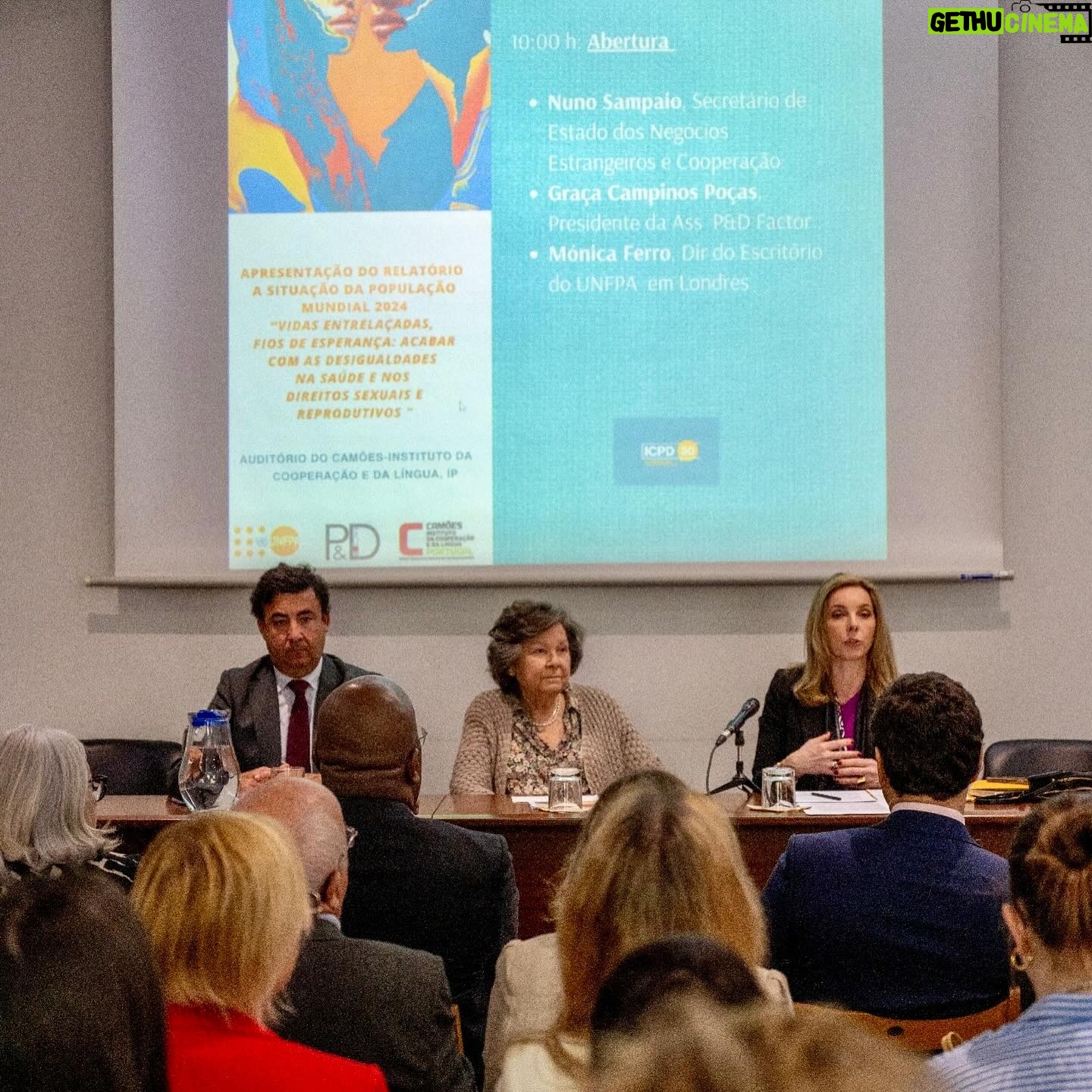 Catarina Furtado Instagram - Tenho um sorriso, porque apesar dos dados recolhidos pelo @unfpa no Relatório sobre População e Desenvolvimento, hoje apresentado em todo o mundo, acredito que vamos fazer MAIS e MELHOR pelas pessoas deixadas ainda MAIS para trás, cujos direitos, têm sido sistematicamente violados, esquecidos, ignorados: as raparigas e as mulheres. Haja vontade política e investimentos na igualdade de género e na saúde e direitos sexuais e reprodutivos, essenciais para garantir um futuro mais justo e com retornos económicos significativos! “VIDAS ENTRELAÇADAS, FIOS DE ESPERANÇA: ACABAR COM AS DESIGUALDADES NA SAÚDE E NOS DIREITOS SEXUAIS E REPRODUTIVOS “,é o relatório, que eu hoje também apresentei enquanto Embaixadora de Boa Vontade. Apenas alguns dados (outros partilhei na crónica que escrevi hoje no @publico.pt mas o relatório estará acessível no site da @pdfactor): O Relatório vem lembrar os avanços: - A taxa de gravidez não intencional caiu quase 20%; - Mais de 60 países aumentaram o acesso ao aborto seguro; - Mais de 160 países aprovaram leis contra a violência doméstica; - Duplicou o número de mulheres que usam contraceção. - E desde 2020 as mortes maternas diminuíram 34% e a taxa de gravidez adolescente caiu um terço. Mas o Relatório vem também, e sobretudo, alertar e apelar à ação! O progresso não foi suficientemente rápido, nem chegou a todas as pessoas: - A violência baseada no género continua em todos os países. - Desde há oito anos que não se regista uma redução da mortalidade materna e, num número alarmante de países, as taxas estão mesmo a aumentar. São cerca de 800 mulheres a morrer todos os dias por razões associadas à gravidez e parto e quase todas essas mortes são evitáveis. - Um quarto das mulheres não pode dizer NÃO a sexo com o marido/ parceiro. - Cerca de metade das mulheres não pode tomar decisões sobre a sua saúde e 1 em cada 10 não pode escolher métodos contracetivos. A causa? A desigualdade! As diferenças de poder e de oportunidades relacionadas com género, situação económica, etnia, orientação sexual e deficiência, são barreiras que limitam drasticamente as escolhas. A verdade é que sabemos como fazer diferente. É querer fazer com empatia!