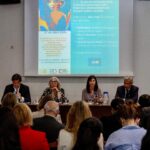 Catarina Furtado Instagram - Tenho um sorriso, porque apesar dos dados recolhidos pelo @unfpa no Relatório sobre População e Desenvolvimento, hoje apresentado em todo o mundo, acredito que vamos fazer MAIS e MELHOR pelas pessoas deixadas ainda MAIS para trás, cujos direitos, têm sido sistematicamente violados, esquecidos, ignorados: as raparigas e as mulheres. Haja vontade política e investimentos na igualdade de género e na saúde e direitos sexuais e reprodutivos, essenciais para garantir um futuro mais justo e com retornos económicos significativos! “VIDAS ENTRELAÇADAS, FIOS DE ESPERANÇA: ACABAR COM AS DESIGUALDADES NA SAÚDE E NOS DIREITOS SEXUAIS E REPRODUTIVOS “,é o relatório, que eu hoje também apresentei enquanto Embaixadora de Boa Vontade. Apenas alguns dados (outros partilhei na crónica que escrevi hoje no @publico.pt mas o relatório estará acessível no site da @pdfactor): O Relatório vem lembrar os avanços: - A taxa de gravidez não intencional caiu quase 20%; - Mais de 60 países aumentaram o acesso ao aborto seguro; - Mais de 160 países aprovaram leis contra a violência doméstica; - Duplicou o número de mulheres que usam contraceção. - E desde 2020 as mortes maternas diminuíram 34% e a taxa de gravidez adolescente caiu um terço. Mas o Relatório vem também, e sobretudo, alertar e apelar à ação! O progresso não foi suficientemente rápido, nem chegou a todas as pessoas: - A violência baseada no género continua em todos os países. - Desde há oito anos que não se regista uma redução da mortalidade materna e, num número alarmante de países, as taxas estão mesmo a aumentar. São cerca de 800 mulheres a morrer todos os dias por razões associadas à gravidez e parto e quase todas essas mortes são evitáveis. - Um quarto das mulheres não pode dizer NÃO a sexo com o marido/ parceiro. - Cerca de metade das mulheres não pode tomar decisões sobre a sua saúde e 1 em cada 10 não pode escolher métodos contracetivos. A causa? A desigualdade! As diferenças de poder e de oportunidades relacionadas com género, situação económica, etnia, orientação sexual e deficiência, são barreiras que limitam drasticamente as escolhas. A verdade é que sabemos como fazer diferente. É querer fazer com empatia!