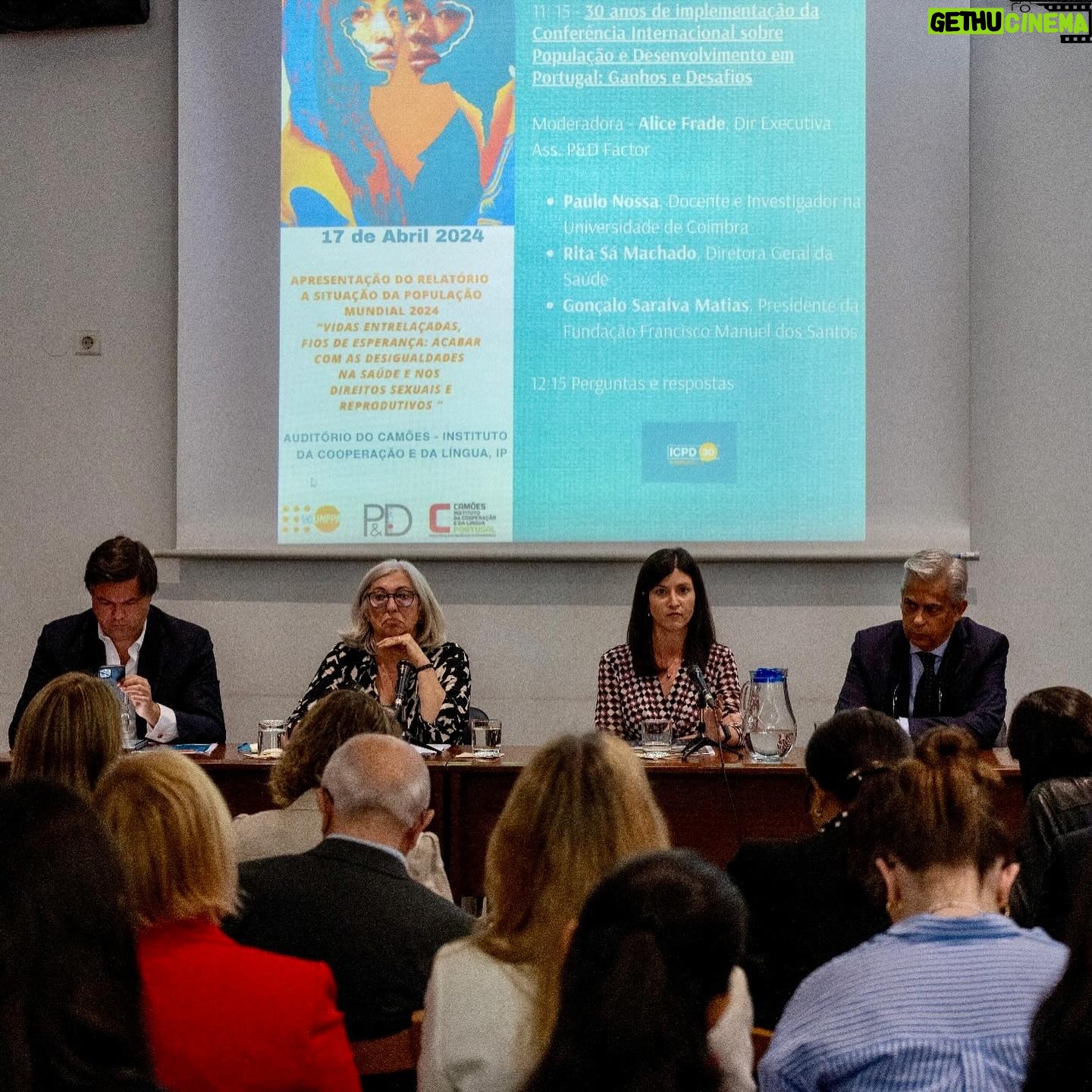 Catarina Furtado Instagram - Tenho um sorriso, porque apesar dos dados recolhidos pelo @unfpa no Relatório sobre População e Desenvolvimento, hoje apresentado em todo o mundo, acredito que vamos fazer MAIS e MELHOR pelas pessoas deixadas ainda MAIS para trás, cujos direitos, têm sido sistematicamente violados, esquecidos, ignorados: as raparigas e as mulheres. Haja vontade política e investimentos na igualdade de género e na saúde e direitos sexuais e reprodutivos, essenciais para garantir um futuro mais justo e com retornos económicos significativos! “VIDAS ENTRELAÇADAS, FIOS DE ESPERANÇA: ACABAR COM AS DESIGUALDADES NA SAÚDE E NOS DIREITOS SEXUAIS E REPRODUTIVOS “,é o relatório, que eu hoje também apresentei enquanto Embaixadora de Boa Vontade. Apenas alguns dados (outros partilhei na crónica que escrevi hoje no @publico.pt mas o relatório estará acessível no site da @pdfactor): O Relatório vem lembrar os avanços: - A taxa de gravidez não intencional caiu quase 20%; - Mais de 60 países aumentaram o acesso ao aborto seguro; - Mais de 160 países aprovaram leis contra a violência doméstica; - Duplicou o número de mulheres que usam contraceção. - E desde 2020 as mortes maternas diminuíram 34% e a taxa de gravidez adolescente caiu um terço. Mas o Relatório vem também, e sobretudo, alertar e apelar à ação! O progresso não foi suficientemente rápido, nem chegou a todas as pessoas: - A violência baseada no género continua em todos os países. - Desde há oito anos que não se regista uma redução da mortalidade materna e, num número alarmante de países, as taxas estão mesmo a aumentar. São cerca de 800 mulheres a morrer todos os dias por razões associadas à gravidez e parto e quase todas essas mortes são evitáveis. - Um quarto das mulheres não pode dizer NÃO a sexo com o marido/ parceiro. - Cerca de metade das mulheres não pode tomar decisões sobre a sua saúde e 1 em cada 10 não pode escolher métodos contracetivos. A causa? A desigualdade! As diferenças de poder e de oportunidades relacionadas com género, situação económica, etnia, orientação sexual e deficiência, são barreiras que limitam drasticamente as escolhas. A verdade é que sabemos como fazer diferente. É querer fazer com empatia!