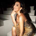 Catarina Furtado Instagram – Levei balões para o estúdio para tentar distrair kids e mentores porque a tensão é bem visível 😜
As equipas estão a formar-se e há que tomar decisões difíceis, com tanto talento em palco !
Quem vai ver, hoje às 21.15 na @rtppt ?
@cucaroseta @tinoco.barbara @carlao_nabatalha @nininhovazmaia_
My dream team :
📸: @carlapires
👗: @nunobaltazarnb @nunobaltazarstudio
💄: @cristinagomes.makeup
💇🏽♀️: @helenavazpereira @griffehairstyle
👠: @samelli_shoes
💍: @davidrosasofficial @luisarosasjewellery
@shineiberia @rtppt @thevoiceportugal @catarinabmaia #tvdequalidade #talentshow #musicshow #thevoicekids #amoaminhaprofissão