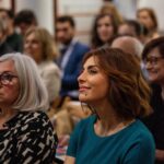 Catarina Furtado Instagram - Tenho um sorriso, porque apesar dos dados recolhidos pelo @unfpa no Relatório sobre População e Desenvolvimento, hoje apresentado em todo o mundo, acredito que vamos fazer MAIS e MELHOR pelas pessoas deixadas ainda MAIS para trás, cujos direitos, têm sido sistematicamente violados, esquecidos, ignorados: as raparigas e as mulheres. Haja vontade política e investimentos na igualdade de género e na saúde e direitos sexuais e reprodutivos, essenciais para garantir um futuro mais justo e com retornos económicos significativos! “VIDAS ENTRELAÇADAS, FIOS DE ESPERANÇA: ACABAR COM AS DESIGUALDADES NA SAÚDE E NOS DIREITOS SEXUAIS E REPRODUTIVOS “,é o relatório, que eu hoje também apresentei enquanto Embaixadora de Boa Vontade. Apenas alguns dados (outros partilhei na crónica que escrevi hoje no @publico.pt mas o relatório estará acessível no site da @pdfactor): O Relatório vem lembrar os avanços: - A taxa de gravidez não intencional caiu quase 20%; - Mais de 60 países aumentaram o acesso ao aborto seguro; - Mais de 160 países aprovaram leis contra a violência doméstica; - Duplicou o número de mulheres que usam contraceção. - E desde 2020 as mortes maternas diminuíram 34% e a taxa de gravidez adolescente caiu um terço. Mas o Relatório vem também, e sobretudo, alertar e apelar à ação! O progresso não foi suficientemente rápido, nem chegou a todas as pessoas: - A violência baseada no género continua em todos os países. - Desde há oito anos que não se regista uma redução da mortalidade materna e, num número alarmante de países, as taxas estão mesmo a aumentar. São cerca de 800 mulheres a morrer todos os dias por razões associadas à gravidez e parto e quase todas essas mortes são evitáveis. - Um quarto das mulheres não pode dizer NÃO a sexo com o marido/ parceiro. - Cerca de metade das mulheres não pode tomar decisões sobre a sua saúde e 1 em cada 10 não pode escolher métodos contracetivos. A causa? A desigualdade! As diferenças de poder e de oportunidades relacionadas com género, situação económica, etnia, orientação sexual e deficiência, são barreiras que limitam drasticamente as escolhas. A verdade é que sabemos como fazer diferente. É querer fazer com empatia!