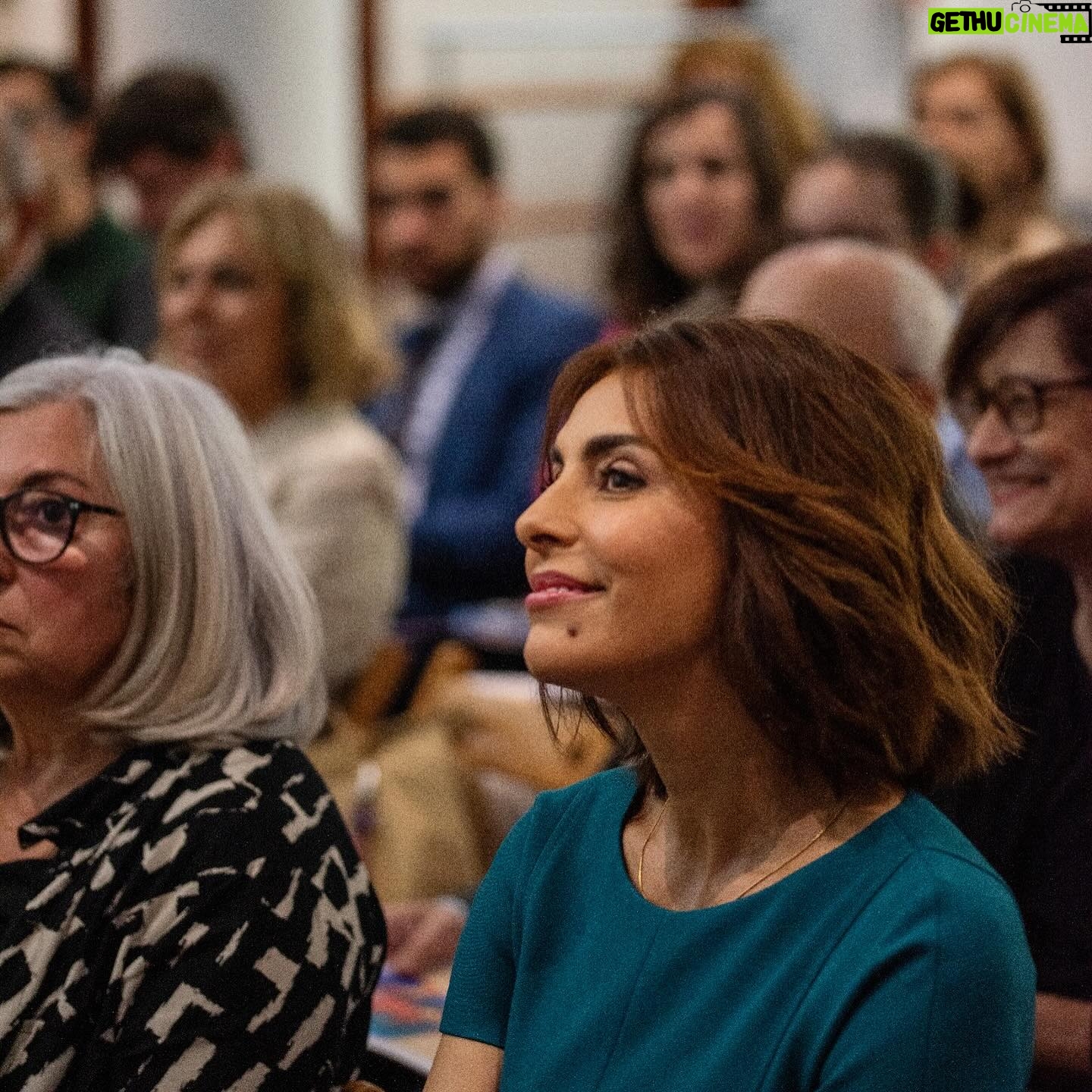 Catarina Furtado Instagram - Tenho um sorriso, porque apesar dos dados recolhidos pelo @unfpa no Relatório sobre População e Desenvolvimento, hoje apresentado em todo o mundo, acredito que vamos fazer MAIS e MELHOR pelas pessoas deixadas ainda MAIS para trás, cujos direitos, têm sido sistematicamente violados, esquecidos, ignorados: as raparigas e as mulheres. Haja vontade política e investimentos na igualdade de género e na saúde e direitos sexuais e reprodutivos, essenciais para garantir um futuro mais justo e com retornos económicos significativos! “VIDAS ENTRELAÇADAS, FIOS DE ESPERANÇA: ACABAR COM AS DESIGUALDADES NA SAÚDE E NOS DIREITOS SEXUAIS E REPRODUTIVOS “,é o relatório, que eu hoje também apresentei enquanto Embaixadora de Boa Vontade. Apenas alguns dados (outros partilhei na crónica que escrevi hoje no @publico.pt mas o relatório estará acessível no site da @pdfactor): O Relatório vem lembrar os avanços: - A taxa de gravidez não intencional caiu quase 20%; - Mais de 60 países aumentaram o acesso ao aborto seguro; - Mais de 160 países aprovaram leis contra a violência doméstica; - Duplicou o número de mulheres que usam contraceção. - E desde 2020 as mortes maternas diminuíram 34% e a taxa de gravidez adolescente caiu um terço. Mas o Relatório vem também, e sobretudo, alertar e apelar à ação! O progresso não foi suficientemente rápido, nem chegou a todas as pessoas: - A violência baseada no género continua em todos os países. - Desde há oito anos que não se regista uma redução da mortalidade materna e, num número alarmante de países, as taxas estão mesmo a aumentar. São cerca de 800 mulheres a morrer todos os dias por razões associadas à gravidez e parto e quase todas essas mortes são evitáveis. - Um quarto das mulheres não pode dizer NÃO a sexo com o marido/ parceiro. - Cerca de metade das mulheres não pode tomar decisões sobre a sua saúde e 1 em cada 10 não pode escolher métodos contracetivos. A causa? A desigualdade! As diferenças de poder e de oportunidades relacionadas com género, situação económica, etnia, orientação sexual e deficiência, são barreiras que limitam drasticamente as escolhas. A verdade é que sabemos como fazer diferente. É querer fazer com empatia!