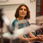 Catarina Furtado Instagram - Tenho um sorriso, porque apesar dos dados recolhidos pelo @unfpa no Relatório sobre População e Desenvolvimento, hoje apresentado em todo o mundo, acredito que vamos fazer MAIS e MELHOR pelas pessoas deixadas ainda MAIS para trás, cujos direitos, têm sido sistematicamente violados, esquecidos, ignorados: as raparigas e as mulheres. Haja vontade política e investimentos na igualdade de género e na saúde e direitos sexuais e reprodutivos, essenciais para garantir um futuro mais justo e com retornos económicos significativos! “VIDAS ENTRELAÇADAS, FIOS DE ESPERANÇA: ACABAR COM AS DESIGUALDADES NA SAÚDE E NOS DIREITOS SEXUAIS E REPRODUTIVOS “,é o relatório, que eu hoje também apresentei enquanto Embaixadora de Boa Vontade. Apenas alguns dados (outros partilhei na crónica que escrevi hoje no @publico.pt mas o relatório estará acessível no site da @pdfactor): O Relatório vem lembrar os avanços: - A taxa de gravidez não intencional caiu quase 20%; - Mais de 60 países aumentaram o acesso ao aborto seguro; - Mais de 160 países aprovaram leis contra a violência doméstica; - Duplicou o número de mulheres que usam contraceção. - E desde 2020 as mortes maternas diminuíram 34% e a taxa de gravidez adolescente caiu um terço. Mas o Relatório vem também, e sobretudo, alertar e apelar à ação! O progresso não foi suficientemente rápido, nem chegou a todas as pessoas: - A violência baseada no género continua em todos os países. - Desde há oito anos que não se regista uma redução da mortalidade materna e, num número alarmante de países, as taxas estão mesmo a aumentar. São cerca de 800 mulheres a morrer todos os dias por razões associadas à gravidez e parto e quase todas essas mortes são evitáveis. - Um quarto das mulheres não pode dizer NÃO a sexo com o marido/ parceiro. - Cerca de metade das mulheres não pode tomar decisões sobre a sua saúde e 1 em cada 10 não pode escolher métodos contracetivos. A causa? A desigualdade! As diferenças de poder e de oportunidades relacionadas com género, situação económica, etnia, orientação sexual e deficiência, são barreiras que limitam drasticamente as escolhas. A verdade é que sabemos como fazer diferente. É querer fazer com empatia!