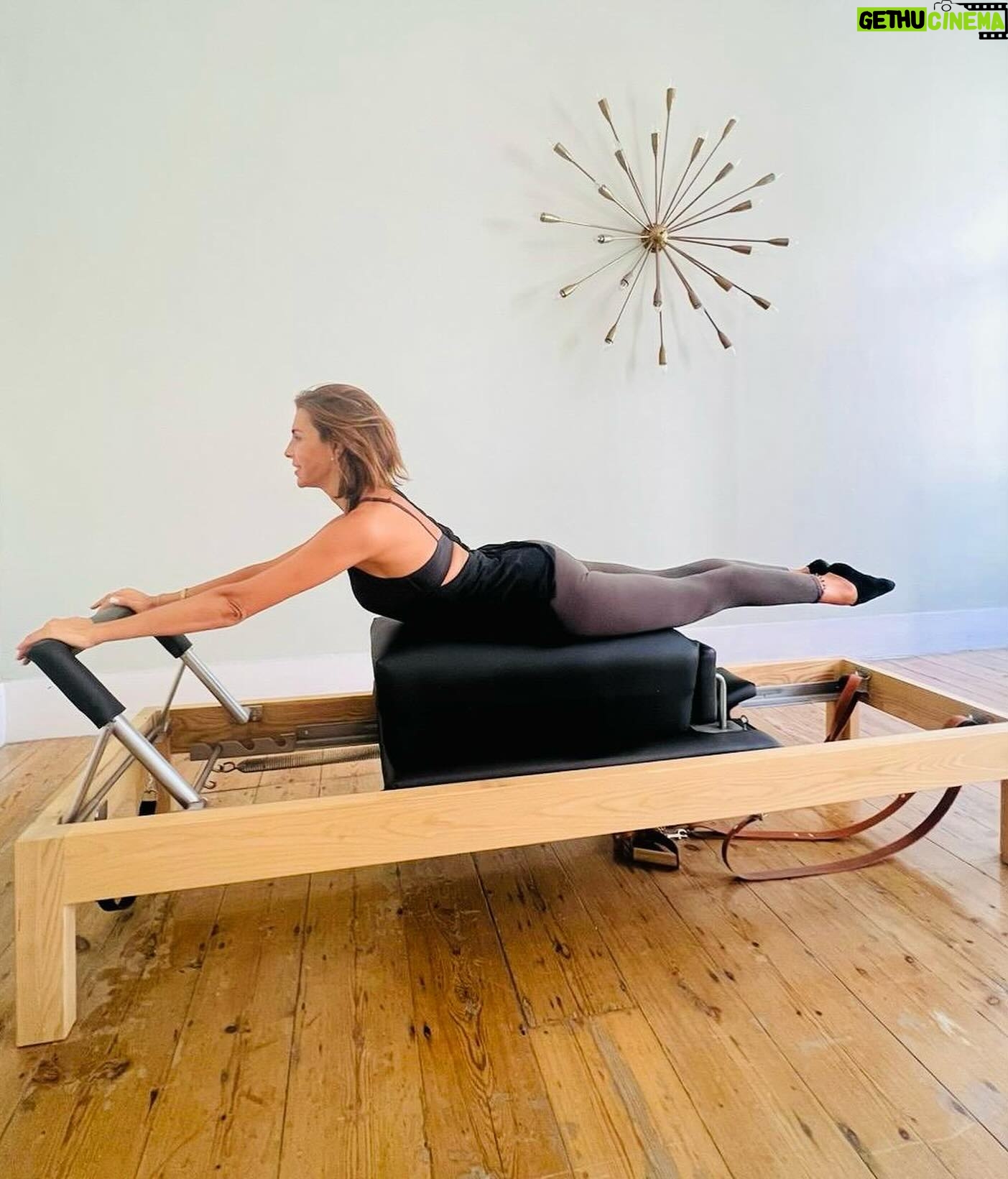 Catarina Furtado Instagram - Hoje é o dia mundial da atividade física! Toca a mexer!! Eu não sobrevivo sem as minhas aulas de Pilates. O meu equilíbrio passa por “tocar” em todas as áreas do nosso ser: corpo, mente, espírito, e desta forma, trabalho também as emoções.😜 #VidaAtiva #Felicidade #BemEstar #pilates