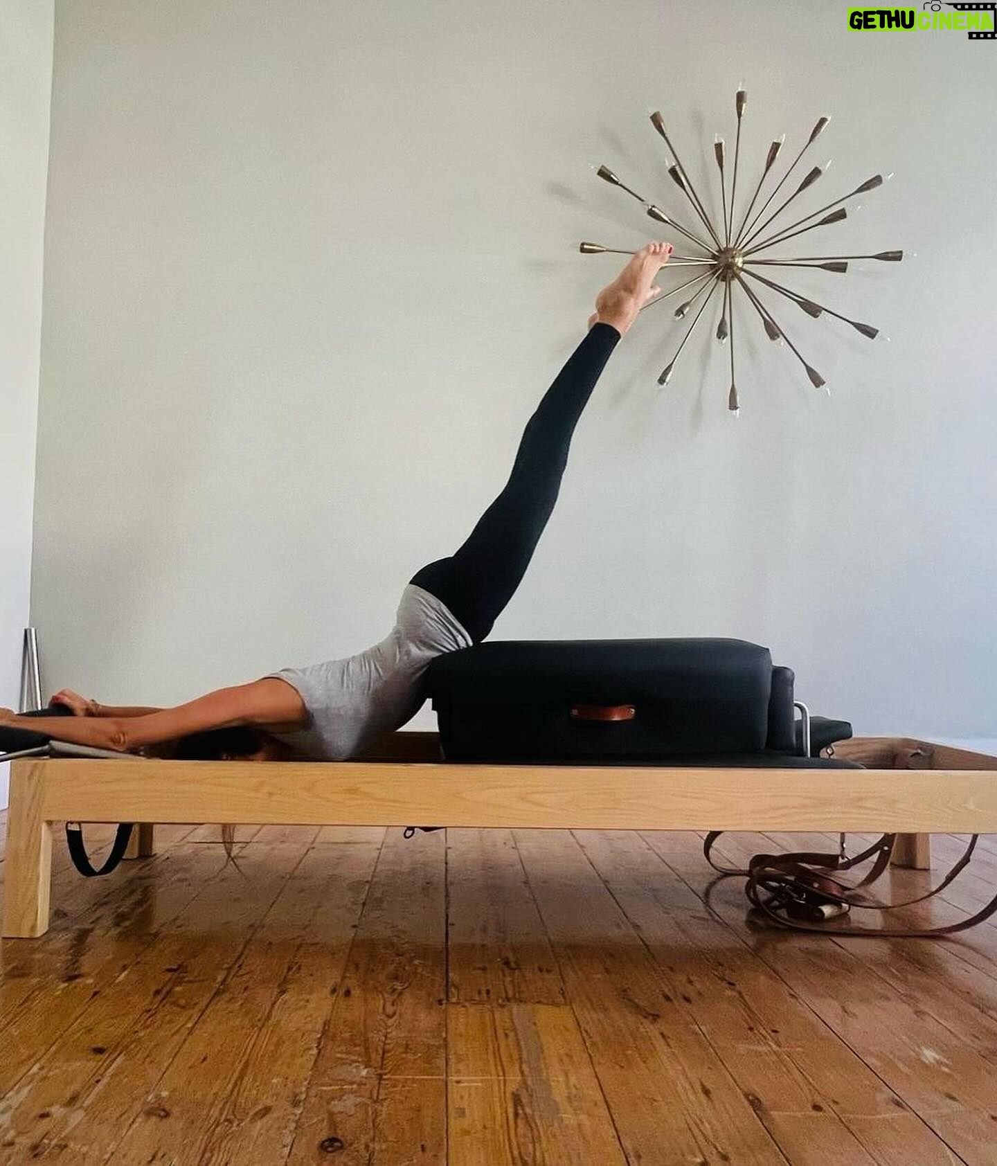Catarina Furtado Instagram - Hoje é o dia mundial da atividade física! Toca a mexer!! Eu não sobrevivo sem as minhas aulas de Pilates. O meu equilíbrio passa por “tocar” em todas as áreas do nosso ser: corpo, mente, espírito, e desta forma, trabalho também as emoções.😜 #VidaAtiva #Felicidade #BemEstar #pilates