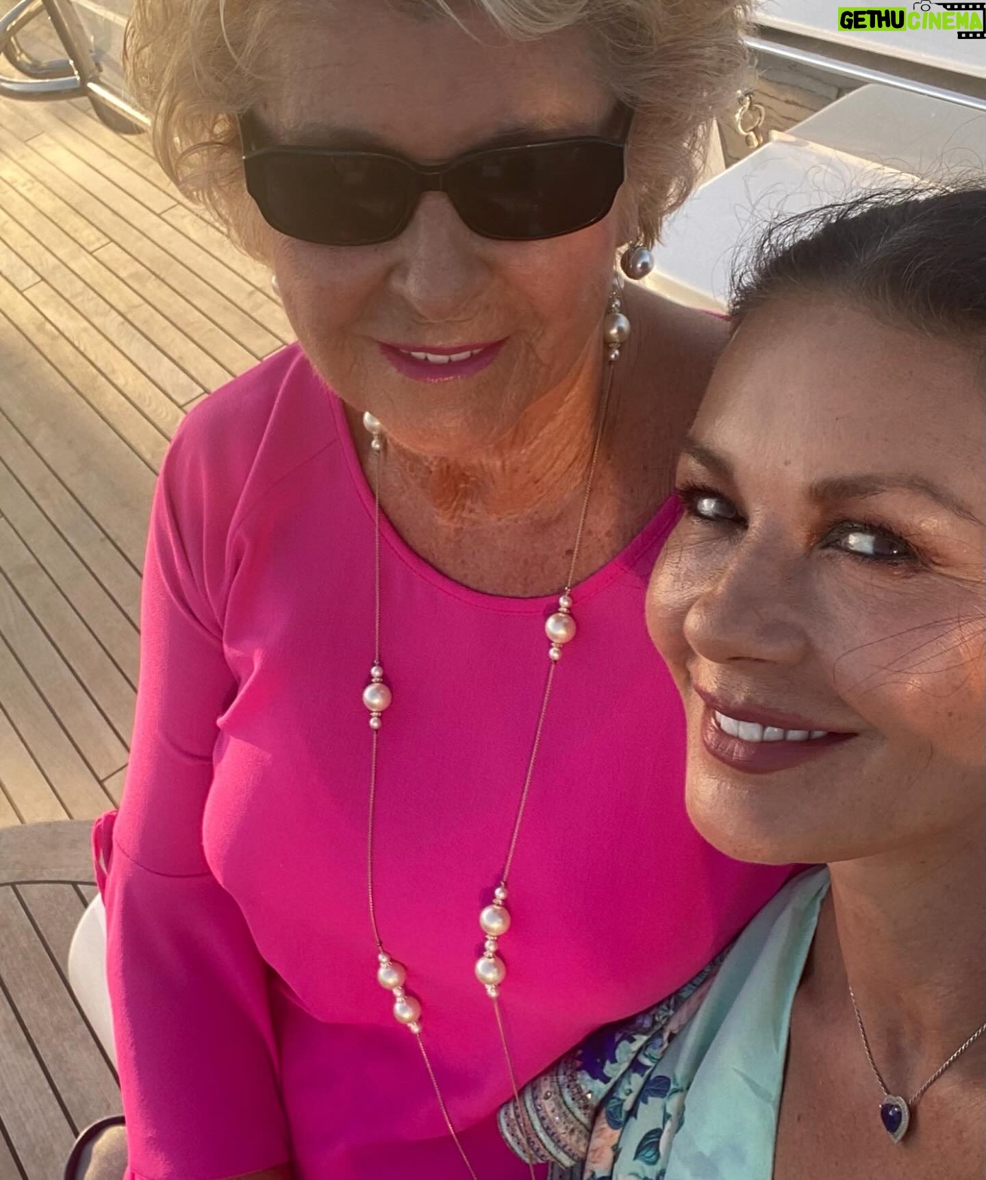 Catherine Zeta-Jones Instagram - Happy Birthday to my beautiful Mam💓You are everything to me….. and more. I love you💓