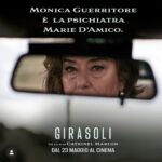 Catrinel Marlon Instagram - Marie è una rivoluzionaria, è la voce fuori dal coro, l’elemento che rompe la quotidianità e spezza gli equilibri. Donna in un mondo di uomini, Marie è disposta a tutto per ottenere quello che vuole: l’immortalità. Quella che la lascerà nei libri di storia e la renderà per sempre una personalità di spicco. Ma c’è anche un altro motivo, molto più personale. #MonicaGuerritore #GirasoliFilm #Girasoli #mentalhealth #Manicomio #anni60 #CatrinelMarlon