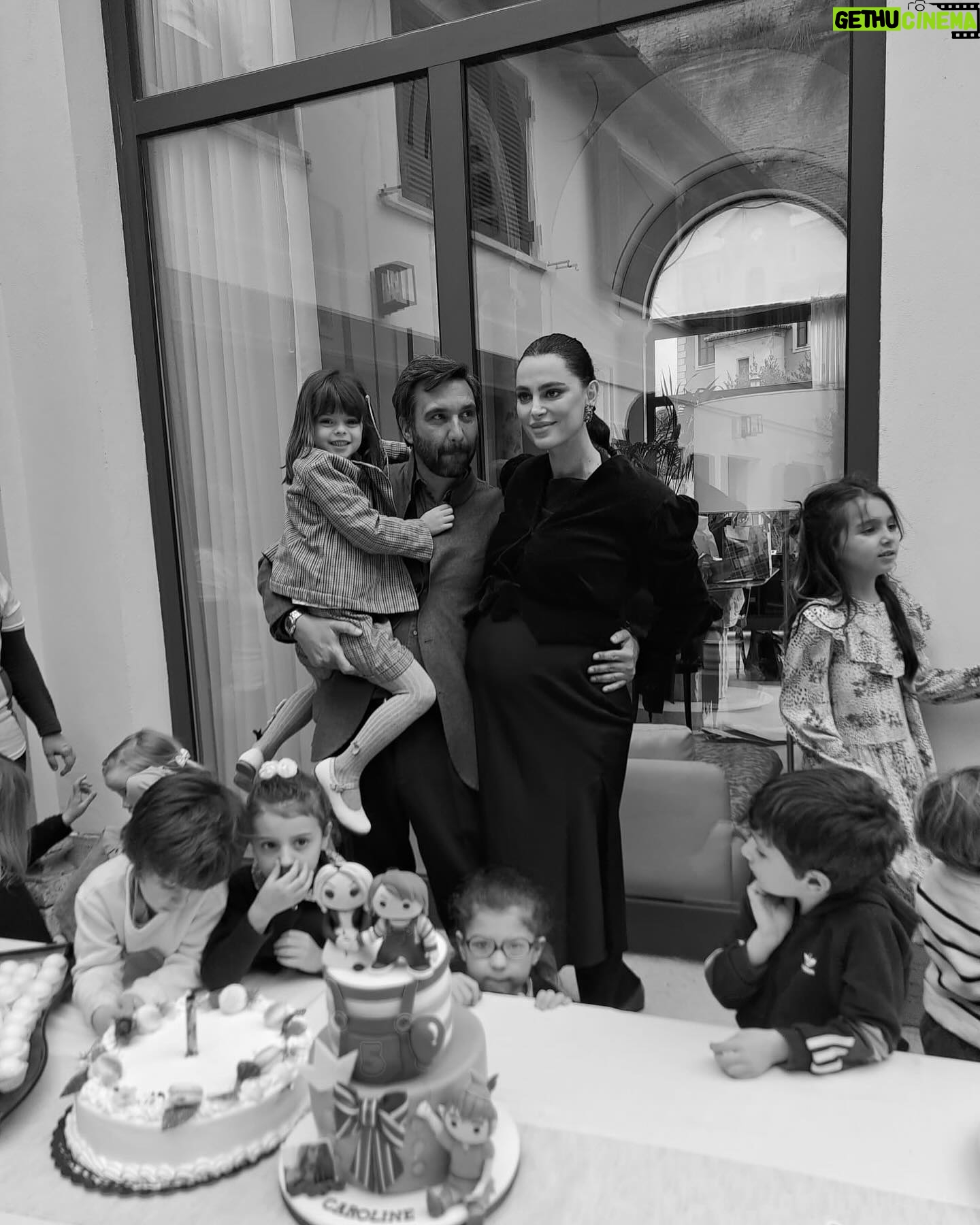 Catrinel Marlon Instagram - Happy birthday to my three little 🐟 🎂 Caroline Massi Pablo 😍 = 57 years old 🎈 #pieces #bday #celebrants