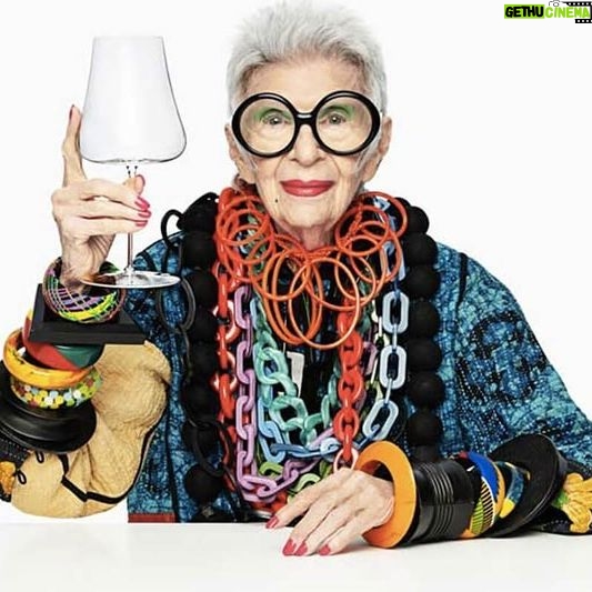 Catrinel Marlon Instagram - «More is more & less is a bore» Iris Apfel, 102 times queen of style and irony . 🖤 @iris.apfel #rip #irisapfel
