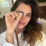 Catrinel Marlon Instagram - ❤️ GIVEAWAY ❤️ Pentru că luna aceasta iubirea e în prim-plan, mă duce cu gândul, mai mult ca oricând, la toate felurile în care ne inspiră să o arătăm celor dragi. Iar TEILOR îmi apare natural în minte - ceva din acest brand de bijuterii este atât de frumos conectat cu iubirea și modurile în care o celebrăm. De peste 25 de ani, TEILOR a devenit sinonim cu iubirea prin fiecare bijuterie care este dăruită și, bineînțeles, prin inelul de logodnă. În ultimii 8 ani, în care am fost parte din această poveste ca ambasador de brand, am văzut-o depășind granițe și inspirând gesturi memorabile. În februarie, TEILOR celebrează toate versiunile iubirii și oferă cadou o pereche de cercei cu diamante unui urmăritor din comunitatea mea. Iar pentru asta, am o temă de gândire în ton cu luna aceasta: povestește-mi în comentarii care a fost cel mai frumos gest pe care iubirea te-a inspirat să-l faci. 💎 Lasă un comentariu la această postare cu răspunsul tău. 💎 Urmărește conturile @teilor_finejewellery și @catrinelmarlon 💎 Ai timp până pe 13 februarie, ora 23:59. 💎 Cerceii vor fi oferiți prin tragere la sorți unui participant norocos, însă abia aștept să citesc toate poveștile voastre. Mult succes! #giveaway #giveawayalert #earings #teilor #love