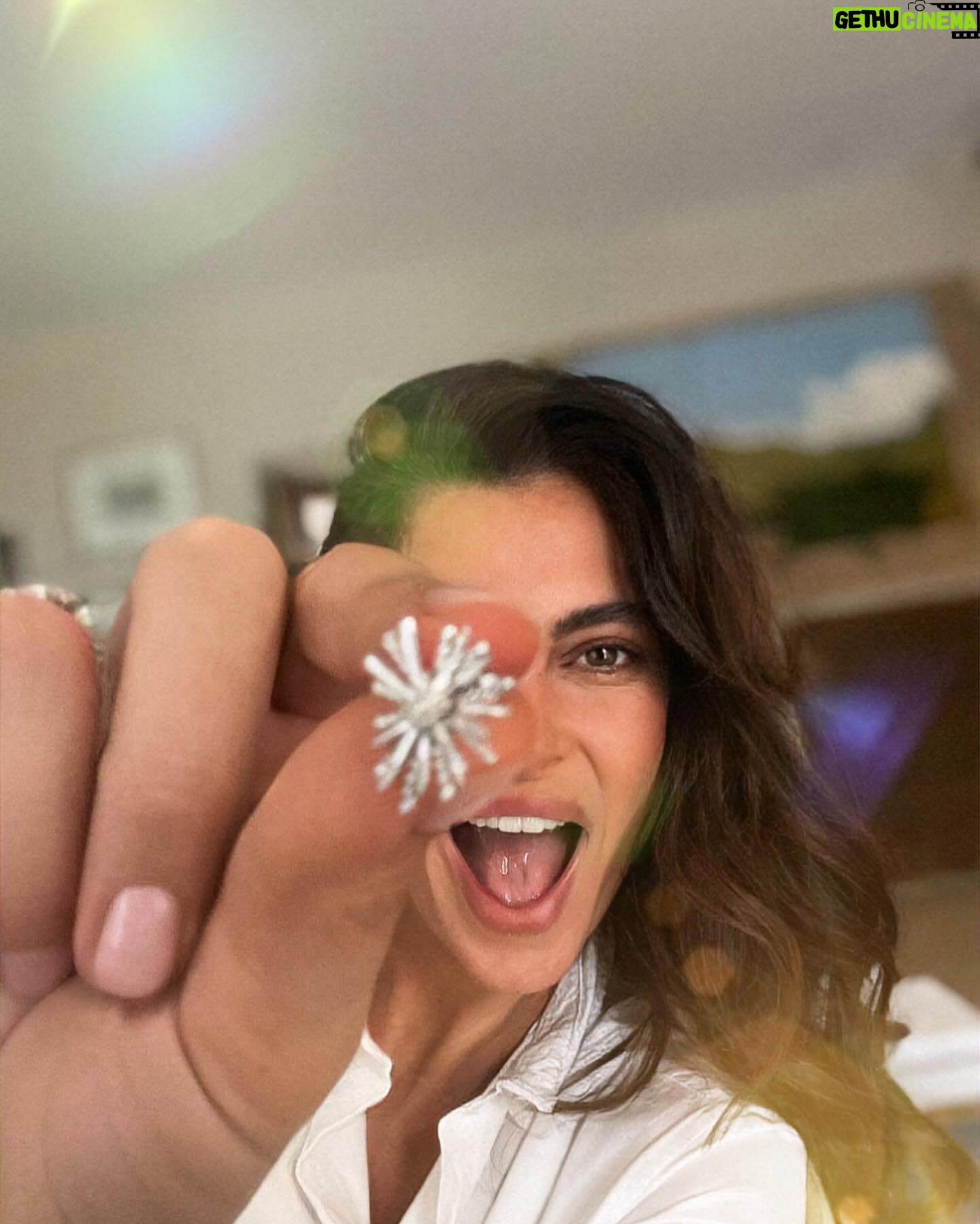 Catrinel Marlon Instagram - ❤️ GIVEAWAY ❤️ Pentru că luna aceasta iubirea e în prim-plan, mă duce cu gândul, mai mult ca oricând, la toate felurile în care ne inspiră să o arătăm celor dragi. Iar TEILOR îmi apare natural în minte - ceva din acest brand de bijuterii este atât de frumos conectat cu iubirea și modurile în care o celebrăm. De peste 25 de ani, TEILOR a devenit sinonim cu iubirea prin fiecare bijuterie care este dăruită și, bineînțeles, prin inelul de logodnă. În ultimii 8 ani, în care am fost parte din această poveste ca ambasador de brand, am văzut-o depășind granițe și inspirând gesturi memorabile. În februarie, TEILOR celebrează toate versiunile iubirii și oferă cadou o pereche de cercei cu diamante unui urmăritor din comunitatea mea. Iar pentru asta, am o temă de gândire în ton cu luna aceasta: povestește-mi în comentarii care a fost cel mai frumos gest pe care iubirea te-a inspirat să-l faci. 💎 Lasă un comentariu la această postare cu răspunsul tău. 💎 Urmărește conturile @teilor_finejewellery și @catrinelmarlon 💎 Ai timp până pe 13 februarie, ora 23:59. 💎 Cerceii vor fi oferiți prin tragere la sorți unui participant norocos, însă abia aștept să citesc toate poveștile voastre. Mult succes! #giveaway #giveawayalert #earings #teilor #love