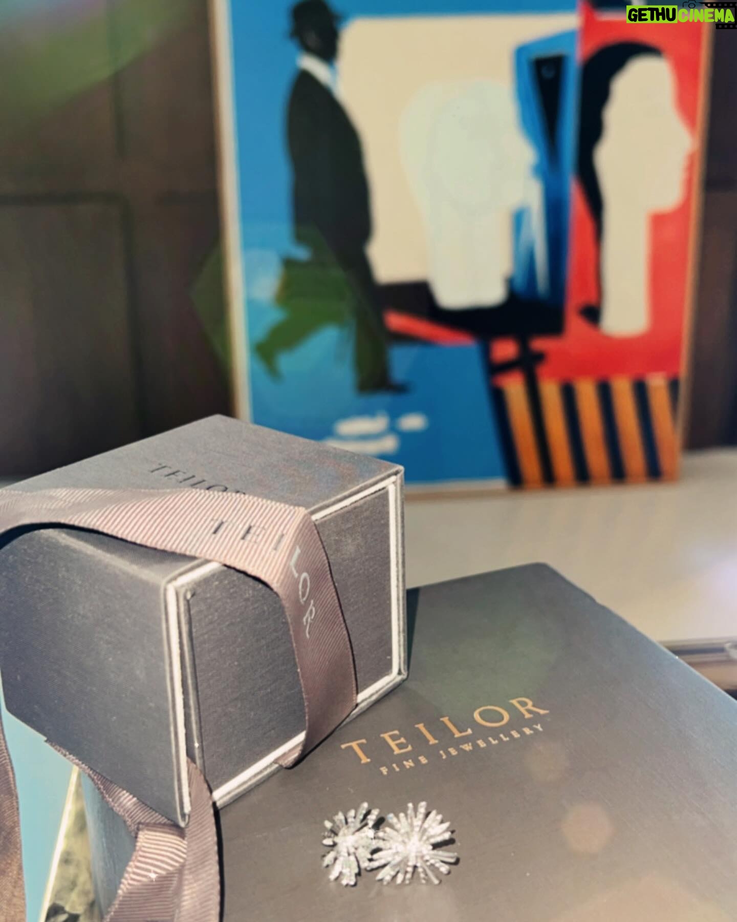 Catrinel Marlon Instagram - ❤️ GIVEAWAY ❤️ Pentru că luna aceasta iubirea e în prim-plan, mă duce cu gândul, mai mult ca oricând, la toate felurile în care ne inspiră să o arătăm celor dragi. Iar TEILOR îmi apare natural în minte - ceva din acest brand de bijuterii este atât de frumos conectat cu iubirea și modurile în care o celebrăm. De peste 25 de ani, TEILOR a devenit sinonim cu iubirea prin fiecare bijuterie care este dăruită și, bineînțeles, prin inelul de logodnă. În ultimii 8 ani, în care am fost parte din această poveste ca ambasador de brand, am văzut-o depășind granițe și inspirând gesturi memorabile. În februarie, TEILOR celebrează toate versiunile iubirii și oferă cadou o pereche de cercei cu diamante unui urmăritor din comunitatea mea. Iar pentru asta, am o temă de gândire în ton cu luna aceasta: povestește-mi în comentarii care a fost cel mai frumos gest pe care iubirea te-a inspirat să-l faci. 💎 Lasă un comentariu la această postare cu răspunsul tău. 💎 Urmărește conturile @teilor_finejewellery și @catrinelmarlon 💎 Ai timp până pe 13 februarie, ora 23:59. 💎 Cerceii vor fi oferiți prin tragere la sorți unui participant norocos, însă abia aștept să citesc toate poveștile voastre. Mult succes! #giveaway #giveawayalert #earings #teilor #love