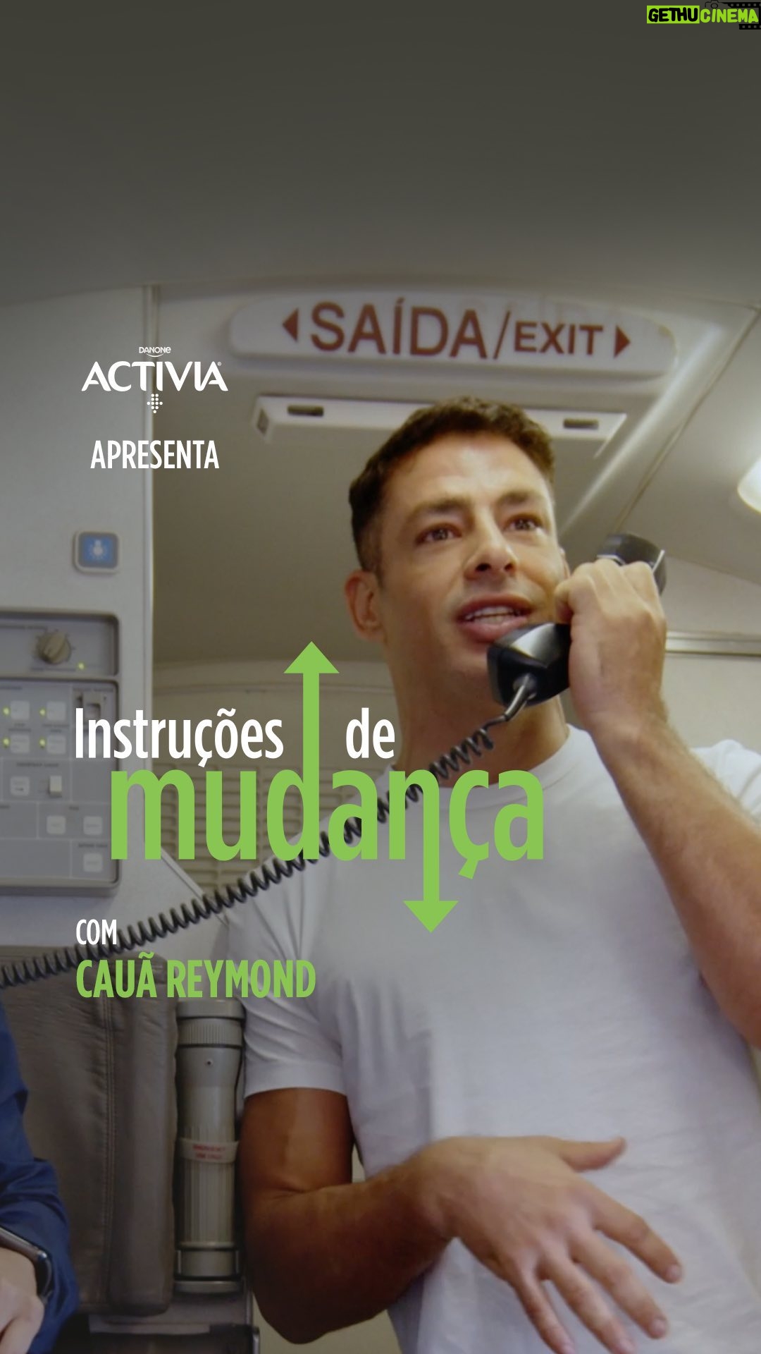 Cauã Reymond Instagram - Mudar a rotina mexe com a sua saúde digestiva? É muito comum que isso aconteça durante as viagens, mas eu fui comissário de bordo por um dia com dicas especais de @activiabrasil, para evitar desconfortos. Assista ao vídeo e atenção para as Instruções de Mudança! 1. Reforce a hidratação 2. Mantenha uma alimentação equilibrada 3. Durma bem 4. Consuma fibras 5. Tome Activia Leite Fermentado #Activia Leite Fermentado tem 30% menos açúcar, o único que é fonte de fibras, que ajudam na #saudedigestiva, além de ser prático e muuuito saboroso. Pronto, agora você pode mudar a rotina com tranquilidade! 😉 #ExperimenteMudar Com lactobacilos vivos como todo leite fermentado. As fibras alimentares auxiliam no funcionamento do intestino. ESTE PRODUTO NÃO CONTÉM GLÚTEN.