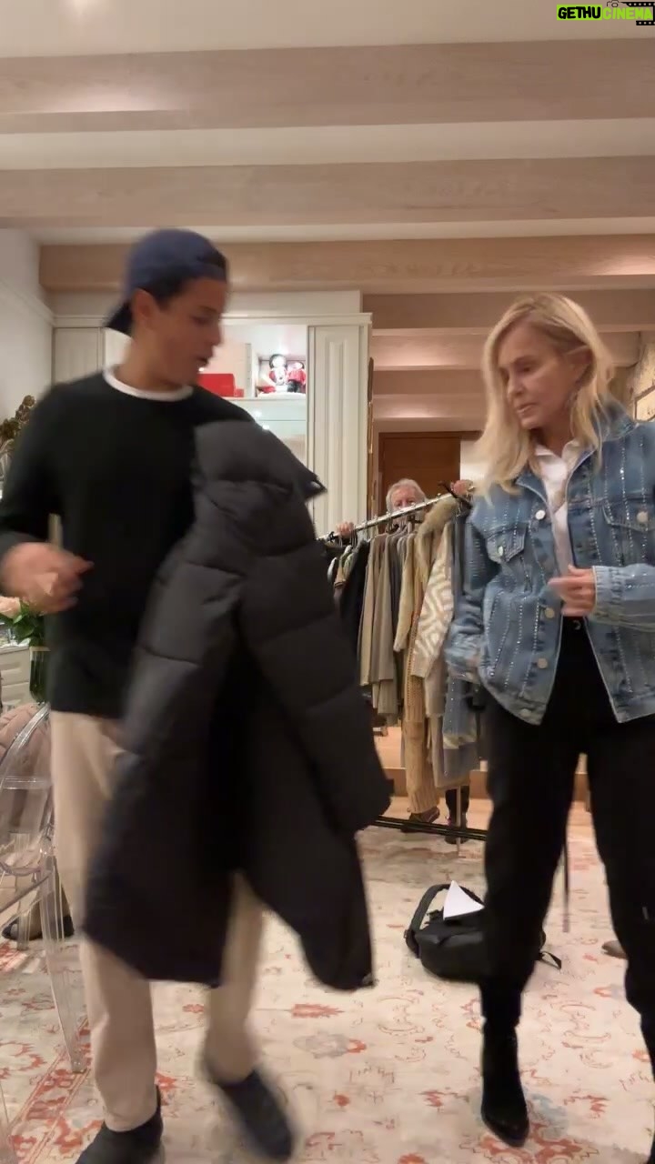 Cecilia Bolocco Instagram - Pasémoslo bien juntos!!! 🥰🥰🥰 Que maravilla compartir con @maximobolocco y con mi amor @pepodaire este live!!! Máximo se probó hasta mis parkas!!! No te las pierdas, las encuentras en tiendas @falabella y en falabella.com! L@s adoro!!! ❤️❤️❤️ Hasta el próximo martes en un nuevo Live con muchos regalos!!! 🎁🎁🎁🎁