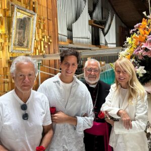 Cecilia Bolocco Instagram - No tengo palabras para describir la emoción de haber estado hoy a los pies de Nuestra Madre La Virgen de Guadalupe!!! Finalmente pudimos venir a visitarla junto a mi adorado @maximobolocco y a mi amor @pepodaire 🙏❤️🥰🙌 Ella llegó a través de Su Manto horas antes de la operación de Máximo hace un poco más de 5 años, gracias a nuestra querida @lucha_errazuriz , y núnca más nos abandonó!!! Y no deja de sorprendernos porque hoy al llegar a la Basilica nos recibió el Monseñor Diego Monroy Ponce quien nos llevó hasta el mismísimo altar donde además nos bendijo y le agradeció a La Virgen en nuestro nombre!!! Gracias Dios mio por tan extraordinario encuentro!!! 🙏❤️🙌
#virgendeguadalupe #santuariodelavirgendeguadalupe #basílicadeguadalupe