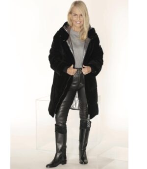 Cecilia Bolocco Instagram - Mis nuevas botas para este O/I 23 ya llegaron!!! 😍👢❤️👢😍Y no te pierdas los chalecos, parkas y outerwear! Aquí algunas fotos de mi nueva colección! Encuéntrala en @falabella_cl y falabella.com!
#nuevacoleccion #otoñoinvierno #sinfiltro
