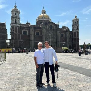 Cecilia Bolocco Instagram - No tengo palabras para describir la emoción de haber estado hoy a los pies de Nuestra Madre La Virgen de Guadalupe!!! Finalmente pudimos venir a visitarla junto a mi adorado @maximobolocco y a mi amor @pepodaire 🙏❤️🥰🙌 Ella llegó a través de Su Manto horas antes de la operación de Máximo hace un poco más de 5 años, gracias a nuestra querida @lucha_errazuriz , y núnca más nos abandonó!!! Y no deja de sorprendernos porque hoy al llegar a la Basilica nos recibió el Monseñor Diego Monroy Ponce quien nos llevó hasta el mismísimo altar donde además nos bendijo y le agradeció a La Virgen en nuestro nombre!!! Gracias Dios mio por tan extraordinario encuentro!!! 🙏❤️🙌
#virgendeguadalupe #santuariodelavirgendeguadalupe #basílicadeguadalupe