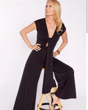 Cecilia Bolocco Instagram - Alegre, relajada, llena de color, elegante o deportiva….XS o XL…para TOD@S un modelo!!! No te pierdas mi nueva colección Primavera-Verano para @falabella_cl que ya está a la venta en tiendas y en falabella.com !!! 😍😍😍😍

En ella encontrarás las mejores tenidas 100% Lino hechas en Italia, los enteritos más sentadores y cómodos, los más versátiles blusones y tops y los más bellos vestidos con estampados exclusivos!!! 😍👗👖👚👙

Espero que la disfrutes tanto como yo, o que encuentres ese regalo perfecto que andas buscando!!! 🙏❤️🙌

Nos vemos este Martes 22 a las 8:30pm en un nuevo Live!!! 

L@s adoro!!! ❤️

#moda 
#primaveraverano 
#stylish 
#fashion