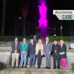 Cecilia Bolocco Instagram - #ACCIONESCARE | En el Día Mundial de Cáncer de Mama, iluminamos de color rosa, junto a @bcc_chile, la Virgen Inmaculada Concepción del Cerro San Cristóbal. En la actividad participó nuestra presidenta, Cecilia Bolocco, junto a nuestro Director Ejecutivo, Pablo Pizarro, el Gerente General de The Estée Lauder Companies, Pablo Cárcamo, y la Directora Ejecutiva de la campaña de concientización de este cáncer de esta compañía, Margarita Hanckes, el sacerdote del Santuario, Cristóbal Calleja y el Director del Parque Metropolitano, Carlos Ponce. Esta estructura mide 12 metros de altura y desde 1908 bendice la ciudad de Santiago, lo que es un símbolo en este mes de concientización del cáncer de mama. Recuerda que un cáncer detectado a tiempo, puede curarse. Por eso elige cuidarte y #haztelamamografia, escríbenos a contacto@fundacioncare.cl si necesitas ayuda y/o orientación 💙