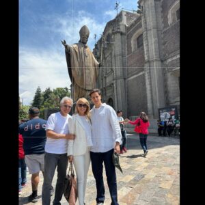 Cecilia Bolocco Instagram - No tengo palabras para describir la emoción de haber estado hoy a los pies de Nuestra Madre La Virgen de Guadalupe!!! Finalmente pudimos venir a visitarla junto a mi adorado @maximobolocco y a mi amor @pepodaire 🙏❤️🥰🙌 Ella llegó a través de Su Manto horas antes de la operación de Máximo hace un poco más de 5 años, gracias a nuestra querida @lucha_errazuriz , y núnca más nos abandonó!!! Y no deja de sorprendernos porque hoy al llegar a la Basilica nos recibió el Monseñor Diego Monroy Ponce quien nos llevó hasta el mismísimo altar donde además nos bendijo y le agradeció a La Virgen en nuestro nombre!!! Gracias Dios mio por tan extraordinario encuentro!!! 🙏❤️🙌
#virgendeguadalupe #santuariodelavirgendeguadalupe #basílicadeguadalupe