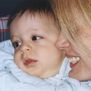Cecilia Bolocco Instagram - Mi adorado @maximobolocco hoy se cumplen 20 años desde tu llegada a este mundo y cada día me asombra más la fortaleza de tu alma! Hoy también se cumplen 5 años desde que fueras diagnosticado con aquel complejo y agresivo cáncer cerebral el cual venciste con una entereza que se grabó a fuego en mi corazón! Déjame decirte que aún me maravillo con tu eterna sonrisa, la cual ha sido sin lugar a dudas tu gran escudo frente a tantas pruebas que te ha puesto la vida, como también frente a tu sensibilidad, humildad, capacidad de amar, tu humor y optimismo!!! 
Me siento tan orgullosa de ti y tan profundamente feliz de verte radiante de alegría, estudiando una carrera que te fascina y lleno de planes para el futuro!
Te adoro con el alma hijo y no me canso de darle gracias a Dios por haberte enviado a mis brazos!!!! Muy feliz cumpleaños mi amor y que este nuevo año esté repleto de bendiciones!!! 🥳🎉🙏❤️