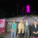 Cecilia Bolocco Instagram - #ACCIONESCARE | En el Día Mundial de Cáncer de Mama, iluminamos de color rosa, junto a @bcc_chile, la Virgen Inmaculada Concepción del Cerro San Cristóbal. En la actividad participó nuestra presidenta, Cecilia Bolocco, junto a nuestro Director Ejecutivo, Pablo Pizarro, el Gerente General de The Estée Lauder Companies, Pablo Cárcamo, y la Directora Ejecutiva de la campaña de concientización de este cáncer de esta compañía, Margarita Hanckes, el sacerdote del Santuario, Cristóbal Calleja y el Director del Parque Metropolitano, Carlos Ponce. Esta estructura mide 12 metros de altura y desde 1908 bendice la ciudad de Santiago, lo que es un símbolo en este mes de concientización del cáncer de mama. Recuerda que un cáncer detectado a tiempo, puede curarse. Por eso elige cuidarte y #haztelamamografia, escríbenos a contacto@fundacioncare.cl si necesitas ayuda y/o orientación 💙