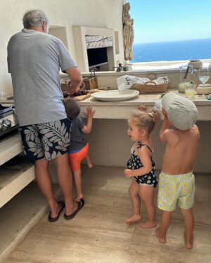 Cecilia Bolocco Instagram - Después de un fin de año muy ajetreado finalmente pudimos compartir con los hijos de mi amor @pepodaire y con mis #casinietos 😍 Fue un día maravilloso!!!! 
#domingoenfamilia 
#elmejorpanorama 

En cuanto tenga un momento l@s pondré al día con tantas novedades. De verdad l@s echo de menos pero he estado trabajando mucho! Y ahora finalmente me vine a la playa!
Solo quiero aprovechar para desearles a tod@s ,desde el fondo de mi corazón, un año espectacular en todo sentido! 

Espero poder retomar cuanto antes los lives para volver a compartir como siempre!!!

L@s Adoro!!! ❤️