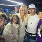 Cecilia Bolocco Instagram - Emocionada en esta última noche de @teleton_chile junto a mi querido @jxseph_27 , nuestro protagonista del primer reportaje de esta gran jornada solidaria y al gran @pailita.k7k antes de su presentación en el Estadio Nacional!!! Que noche más mágica, logramos superar la meta!!!! Gracias Chile!!!! ❤️❤️❤️ #teleton2022 #vamoschilenos