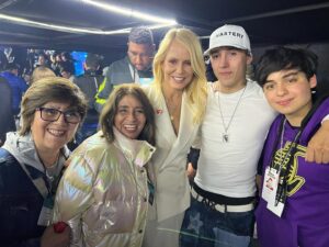 Cecilia Bolocco Instagram - Emocionada en esta última noche de @teleton_chile junto a mi querido @jxseph_27 , nuestro protagonista del primer reportaje de esta gran jornada solidaria y al gran @pailita.k7k antes de su presentación en el Estadio Nacional!!! Que noche más mágica, logramos superar  la meta!!!! Gracias Chile!!!! ❤️❤️❤️
#teleton2022 
#vamoschilenos