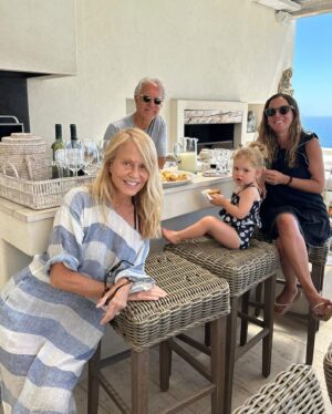 Cecilia Bolocco Instagram - Después de un fin de año muy ajetreado finalmente pudimos compartir con los hijos de mi amor @pepodaire y con mis #casinietos 😍 Fue un día maravilloso!!!! 
#domingoenfamilia 
#elmejorpanorama 

En cuanto tenga un momento l@s pondré al día con tantas novedades. De verdad l@s echo de menos pero he estado trabajando mucho! Y ahora finalmente me vine a la playa!
Solo quiero aprovechar para desearles a tod@s ,desde el fondo de mi corazón, un año espectacular en todo sentido! 

Espero poder retomar cuanto antes los lives para volver a compartir como siempre!!!

L@s Adoro!!! ❤️
