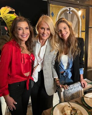 Cecilia Bolocco Instagram - Hoy comienza mi nuevo programa “Todo por ti” en @canal13cl después de @teletrece !!!!! 😍😍😍😍

Estoy muy emocionada y Feliz de compartir con uds un espacio íntimo y poder entrar nuevamente a sus hogares con bellos encuentros llenos de cariño y ternura y alegría! 🙏❤️🙌

L@s espero hoy y todos los domingos después de “Teletrece Central”!!!

Hoy la bella @mmayte_rodriguez y su talentosa y adorable mamá @carito_arregui !!!!

L@s adoro!!!! ❤️