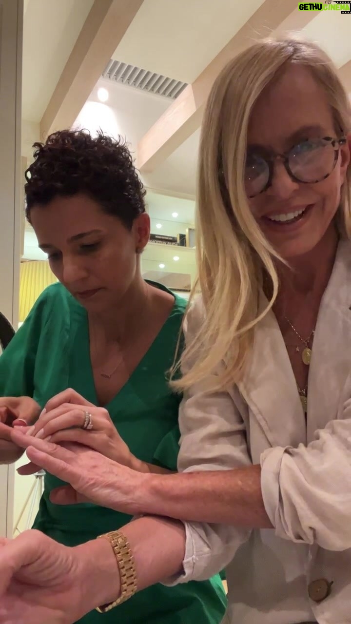 Cecilia Bolocco Instagram - Pasémoslo bien juntos!!! 🥰🥰🥰🥰 Hoy no se pierdan mi nueva colección de uñas by Impress!!!! 😍😍😍 Les mostramos cómo ponerlas, sacarlas y dónde comprarlas!!! Encuéntralas en: @imsibeauty falabella.com @farmaciascruzverdechile @mercadolibre.cl @sallybeauty_cl @maicao_cl L@s espero mañana martes 22 en un nuevo Live a las 8:30pm!!!! L@s amo!!!! ❤️