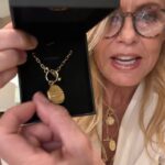 Cecilia Bolocco Instagram – Pasémoslo bien juntos!!! 🥰🥰🥰
Qué alegría ver que finalmente publicaron en la página de @falabella_cl mis nuevas joyas y también lo último de mi colección en Lino, como mis adorados blazers!!!! 😍😍😍😍

Espero que entre todas mis líneas de productos, desde perfumes hasta calzado, encuentres los mejores regalos de Navidad!!!! 🎁🎄 

De todas formas nunca olvides que el mejor regalo será siempre dar amor!!!! Y para eso solo se necesita aprender a demostrarlo!!!!…con un sentido abrazo, un profundo beso, el compartir  la mesa, el regalar tu tiempo….en fin hay tantas maneras de hacerlo! Te invito a encontrar la tuya!!!!

Gracias por estar ahí!!!! L@s espero el próximo martes a las 9pm con muchas sorpresas!!!! 😍😍😍

L@s adoro!!!! ❤️