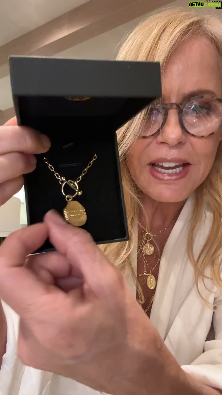 Cecilia Bolocco Instagram - Pasémoslo bien juntos!!! 🥰🥰🥰 Qué alegría ver que finalmente publicaron en la página de @falabella_cl mis nuevas joyas y también lo último de mi colección en Lino, como mis adorados blazers!!!! 😍😍😍😍 Espero que entre todas mis líneas de productos, desde perfumes hasta calzado, encuentres los mejores regalos de Navidad!!!! 🎁🎄 De todas formas nunca olvides que el mejor regalo será siempre dar amor!!!! Y para eso solo se necesita aprender a demostrarlo!!!!…con un sentido abrazo, un profundo beso, el compartir la mesa, el regalar tu tiempo….en fin hay tantas maneras de hacerlo! Te invito a encontrar la tuya!!!! Gracias por estar ahí!!!! L@s espero el próximo martes a las 9pm con muchas sorpresas!!!! 😍😍😍 L@s adoro!!!! ❤️