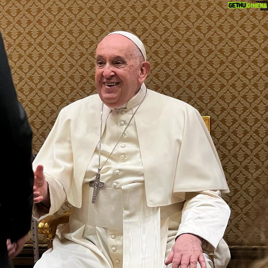 Cecilia Bolocco Instagram - #ACCIONESCARE | ¡Nuestra presidenta se reunió con el Papa Francisco! Hoy en la entrevista que dio a El Mercurio, profundizó sobre el encuentro que sostuvo junto al Papa, en el marco del VII Seminario de Ética en el Gerenciamiento de la Salud en El Vaticano. Nuestra presidenta @ceciliabolocco tuvo un momento para hablar directamente con él, y fue ahí cuando le contó nuestro objetivo, lograr que todos los pacientes oncológicos accedan a un pronto diagnóstico y a los mejores tratamientos disponibles en el mundo. En ese momento, el Sumo Pontífice le respondió: "Yo lo sé, continúe con ello". 👀 Lee la entrevista completa de El Mercurio y revive los grandes momentos en nuestra web (link en la bio) 👆