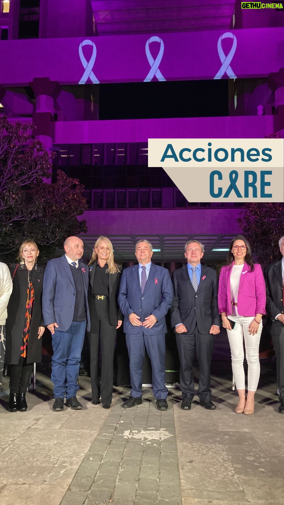 Cecilia Bolocco Instagram - #ACCIONESCARE | ¡ILUMINAMOS EL CONGRESO NACIONAL DE ROSADO! 💗 Ayer, en el marco del mes de cáncer de mama y de la campaña de concientización de esta enfermedad que realizamos junto a @bcc_chile, vestimos de rosa el edificio del Congreso. Nuestra presidenta, Cecilia Bolocco, aprovechó la instancia para hacer una clara petición a los parlamentarios: “En esta oportunidad quisiera hacer otra solicitud: y es que se incluya una glosa en la partida presupuestaria del Ministerio de Salud que vaya específicamente a paliar y a resolver el problema de las listas de espera oncológicas. No podemos tener a más de 17 mil garantías vencidas esperando por una resolución. Necesitamos una glosa específica con un monto específico para paliar ese drama que viven nuestros pacientes actualmente. Y además quisiera pedir que se incluyera una indicación a Fonasa para que licite también con segundos prestadores todas aquellas atenciones, por supuesto, ya vencidas”. En la actividad estuvo presente el Presidente del Senado, Juan Antonio Coloma; el Presidente de la Comisión de Salud del Senado, Juan Luis Castro; la Presidenta de la Comisión de Salud de la Cámara de Diputados, Ana María Gazmuri; Pablo Cárcamo y Margarita Hanckes, representantes de la campaña contra el cáncer de mama de The Estée Lauder Companies. Con este hito, damos inicio a nuestra gran campaña del mes del #cáncer de mama, donde tendremos diversas actividades para concientizar sobre la prevención de esta enfermedad ¡Los invitamos a participar y seguirnos en nuestras redes! 💙 ¡Revive la iluminación del Congreso haciendo click en el video! 👆 Si necesitas ayuda u orientación 💙📧 contacto@fundacioncare.cl
