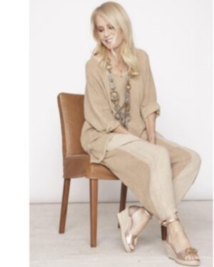 Cecilia Bolocco Instagram - Alegre, relajada, llena de color, elegante o deportiva….XS o XL…para TOD@S un modelo!!! No te pierdas mi nueva colección Primavera-Verano para @falabella_cl que ya está a la venta en tiendas y en falabella.com !!! 😍😍😍😍

En ella encontrarás las mejores tenidas 100% Lino hechas en Italia, los enteritos más sentadores y cómodos, los más versátiles blusones y tops y los más bellos vestidos con estampados exclusivos!!! 😍👗👖👚👙

Espero que la disfrutes tanto como yo, o que encuentres ese regalo perfecto que andas buscando!!! 🙏❤️🙌

Nos vemos este Martes 22 a las 8:30pm en un nuevo Live!!! 

L@s adoro!!! ❤️

#moda 
#primaveraverano 
#stylish 
#fashion