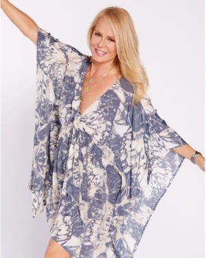 Cecilia Bolocco Instagram - Alegre, relajada, llena de color, elegante o deportiva….XS o XL…para TOD@S un modelo!!! No te pierdas mi nueva colección Primavera-Verano para @falabella_cl que ya está a la venta en tiendas y en falabella.com !!! 😍😍😍😍

En ella encontrarás las mejores tenidas 100% Lino hechas en Italia, los enteritos más sentadores y cómodos, los más versátiles blusones y tops y los más bellos vestidos con estampados exclusivos!!! 😍👗👖👚👙

Espero que la disfrutes tanto como yo, o que encuentres ese regalo perfecto que andas buscando!!! 🙏❤️🙌

Nos vemos este Martes 22 a las 8:30pm en un nuevo Live!!! 

L@s adoro!!! ❤️

#moda 
#primaveraverano 
#stylish 
#fashion