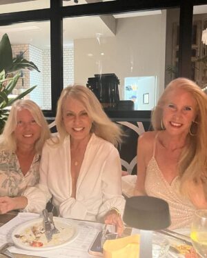 Cecilia Bolocco Instagram - Awwwww mi querid@s he estado taaaan ingrata, pero es que nos fuimos de Luna de Miel con mi amor! Y después nos vinimos a Miami! 
Estas fotos son de anoche comiendo con nuestros queridos amigos despidiéndonos de nuestro viaje! !
Mañana estaremos en Stgo y el martes volveremos a encontrarnos en un Live!!!
l@s he extrañado mucho y tengo tanto que contarles!!!Nos vemos este martes a las 8pm! 
L@s adoro! ❤️ 

@marisolpintot 
@vverdu2023 
@claudiamosso1 
@_ernestomosso
