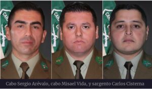 Cecilia Bolocco Instagram - Dolor, frustración, rabia….BASTA YA!!!!! 

Me sumo consternada con FUERZA e INDIGNACIÓN al clamor agónico de los familiares de nuestros nuevos mártires de carabineros y EXIJO al gobierno ACCIONES CONCRETAS e INMEDIATAS para detener el terrorismo, el crimen organizado y el narcotráfico en nuestro país.

Mi eterno agradecimiento a carabineros de Chile por su invaluable, constante y patriótica labor y mis más profundas condolencias a los familiares de las víctimas de este deleznable crimen al corazón de Chile.
Mis oraciones están con ellos, sus familiares y todo el cuerpo de carabineros 🙏💔🙌

@carabchile