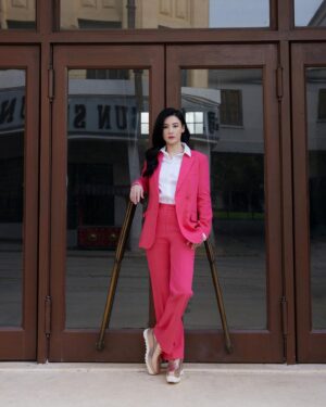 Cecilia Cheung Instagram - 人生最大的改变就是去做自己害怕的事情。
每一个成功者都有一个开始。勇于开始，才能找到成功的路。
社会上要想分出层次，只有一个办法，那就是竞争，你必须努力。学的到东西的事情是锻炼，学不到的是磨练。
当你得不到你想的到的东西时，你会得到经验。
平静的湖面锻炼不出精悍的水手;安逸的生活打造不出生活的强者。