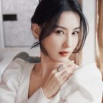 Cecilia Cheung Instagram - 喜歡白色，所以一定要減肥，才可以毫無顧慮（#逆时光 焕新生# @麦吉丽Mageline 新品发布会 服装：@NoraReveMaison 鞋履：@Jimmy-Choo 珠宝：@卡地亚 化妆：@王耀葳 发型：@金刚 摄影：@崔峻超