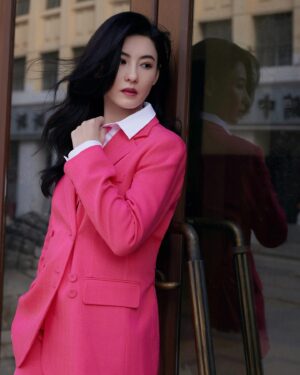 Cecilia Cheung Instagram - 人生最大的改变就是去做自己害怕的事情。
每一个成功者都有一个开始。勇于开始，才能找到成功的路。
社会上要想分出层次，只有一个办法，那就是竞争，你必须努力。学的到东西的事情是锻炼，学不到的是磨练。
当你得不到你想的到的东西时，你会得到经验。
平静的湖面锻炼不出精悍的水手;安逸的生活打造不出生活的强者。