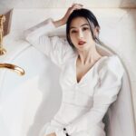 Cecilia Cheung Instagram - 喜歡白色，所以一定要減肥，才可以毫無顧慮（#逆时光 焕新生# @麦吉丽Mageline 新品发布会 服装：@NoraReveMaison 鞋履：@Jimmy-Choo 珠宝：@卡地亚 化妆：@王耀葳 发型：@金刚 摄影：@崔峻超