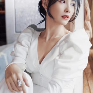 Cecilia Cheung Instagram - 喜歡白色，所以一定要減肥，才可以毫無顧慮（#逆时光 焕新生# @麦吉丽Mageline 新品发布会
服装：@NoraReveMaison 
鞋履：@Jimmy-Choo 
珠宝：@卡地亚 
化妆：@王耀葳 
发型：@金刚
摄影：@崔峻超
