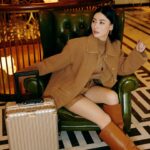 Cecilia Cheung Instagram - Fendi 超喜歡（➰·· #张柏芝 ✘ 𝗙𝗘𝗡𝗗𝗜 ··➰ 𝗙𝗘𝗡𝗗𝗜 x 𝗥𝗜𝗠𝗢𝗪𝗔限定款旅行箱 ✨光影翩跹定格魅力之姿✨ 🟤旖旎光华绽放非凡格调🟤#fendi#rimowa