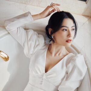 Cecilia Cheung Instagram - 喜歡白色，所以一定要減肥，才可以毫無顧慮（#逆时光 焕新生# @麦吉丽Mageline 新品发布会
服装：@NoraReveMaison 
鞋履：@Jimmy-Choo 
珠宝：@卡地亚 
化妆：@王耀葳 
发型：@金刚
摄影：@崔峻超