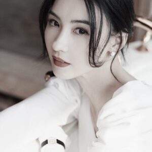 Cecilia Cheung Instagram - 喜歡白色，所以一定要減肥，才可以毫無顧慮（#逆时光 焕新生# @麦吉丽Mageline 新品发布会
服装：@NoraReveMaison 
鞋履：@Jimmy-Choo 
珠宝：@卡地亚 
化妆：@王耀葳 
发型：@金刚
摄影：@崔峻超